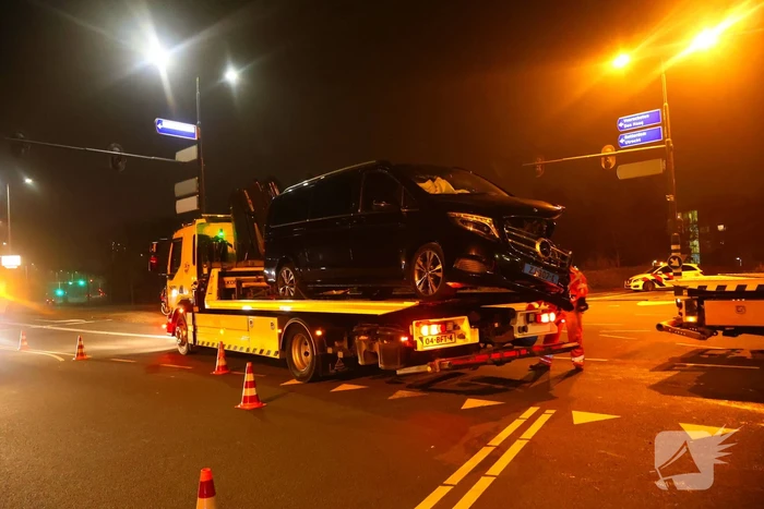 Taxichauffeur door brandweer uit bus bevrijdt