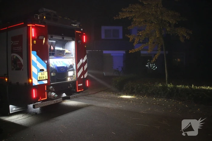 Brandweer blust brand in keuken, bewoner nagekeken