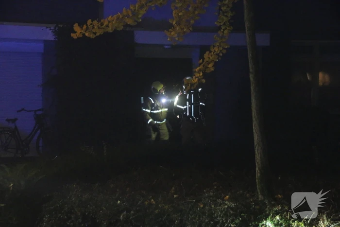 Brandweer blust brand in keuken, bewoner nagekeken