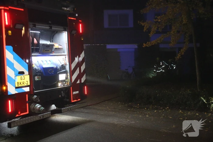 Brandweer blust brand in keuken, bewoner nagekeken