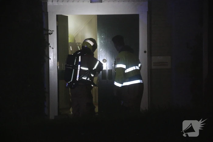 Brandweer blust brand in keuken, bewoner nagekeken