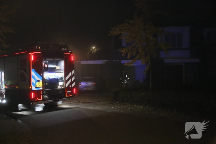 Brandweer blust brand in keuken, bewoner nagekeken