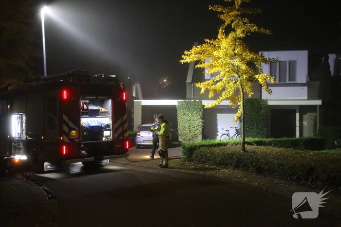 Brandweer blust brand in keuken, bewoner nagekeken