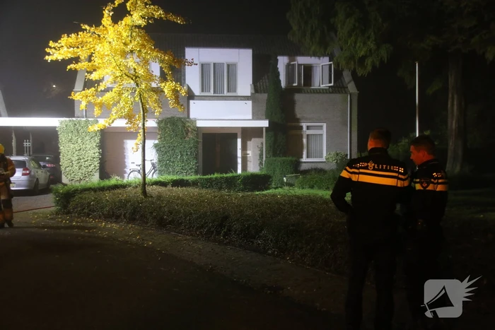 Brandweer blust brand in keuken, bewoner nagekeken