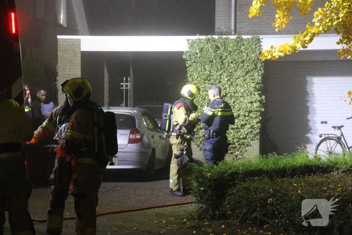 Brandweer blust brand in keuken, bewoner nagekeken