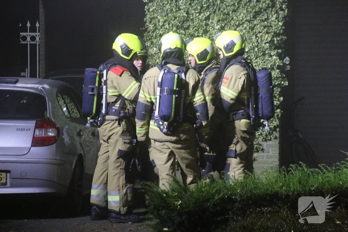 Brandweer blust brand in keuken, bewoner nagekeken