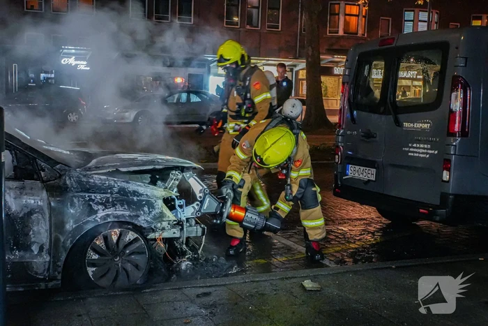 Auto gaat in vlammen op en zorgt voor forse rookontwikkeling