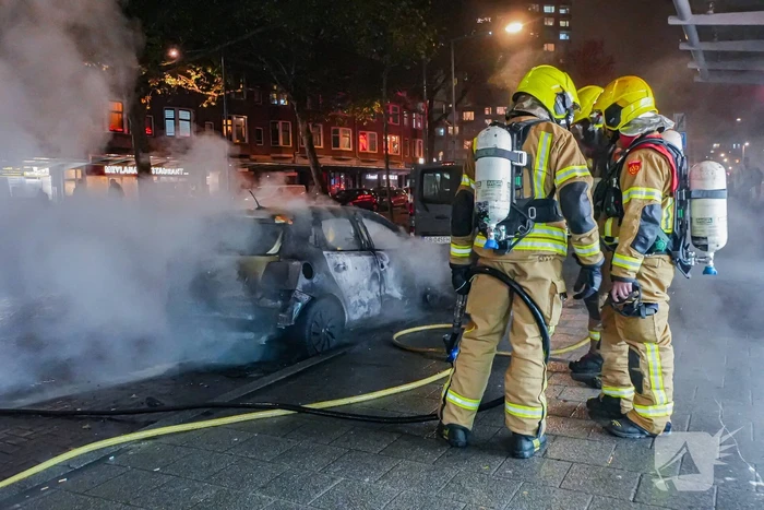 Auto gaat in vlammen op en zorgt voor forse rookontwikkeling