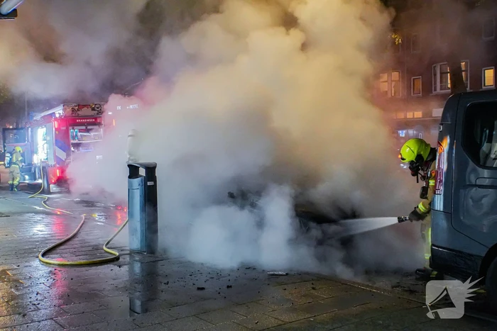 Auto gaat in vlammen op en zorgt voor forse rookontwikkeling