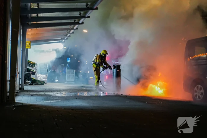 Auto gaat in vlammen op en zorgt voor forse rookontwikkeling