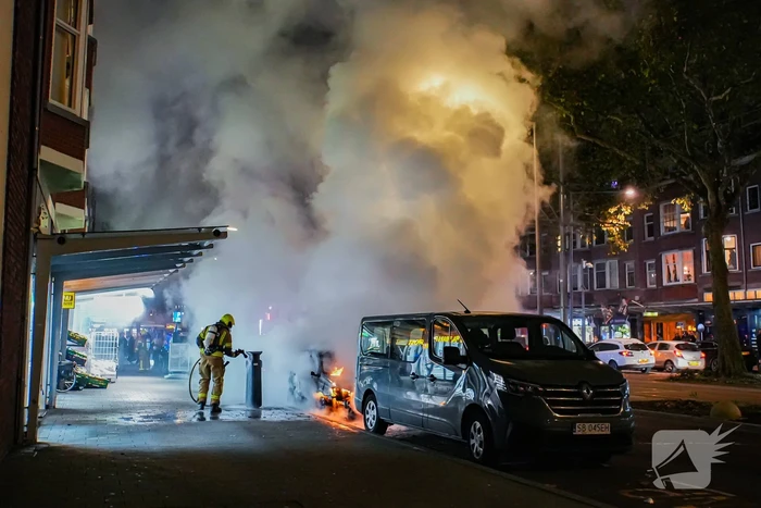 Auto gaat in vlammen op en zorgt voor forse rookontwikkeling