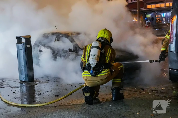 Auto gaat in vlammen op en zorgt voor forse rookontwikkeling