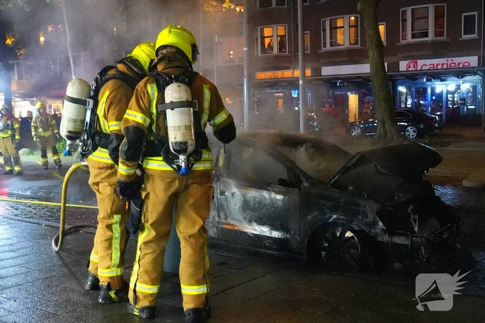 Auto gaat in vlammen op en zorgt voor forse rookontwikkeling