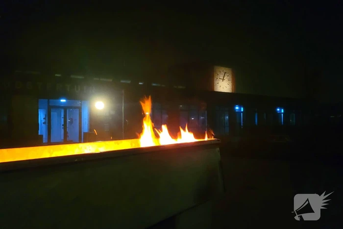 Brandweer blust brand in afvalcontainer