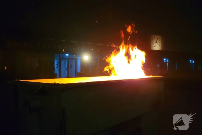 Brandweer blust brand in afvalcontainer