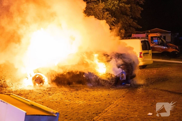 Vlammenzee op parkeerplaats in nachtelijke uren