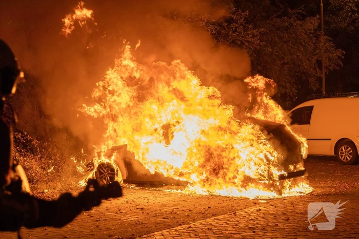 Vlammenzee op parkeerplaats in nachtelijke uren