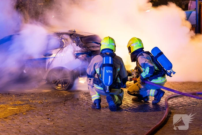 Vlammenzee op parkeerplaats in nachtelijke uren