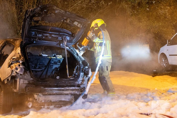 Vlammenzee op parkeerplaats in nachtelijke uren