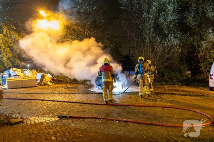 Vlammenzee op parkeerplaats in nachtelijke uren