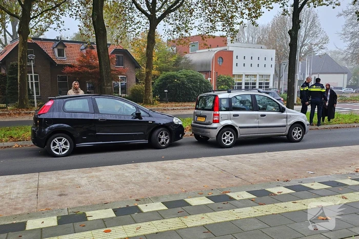 Kop-staart ongeval voor rotonde