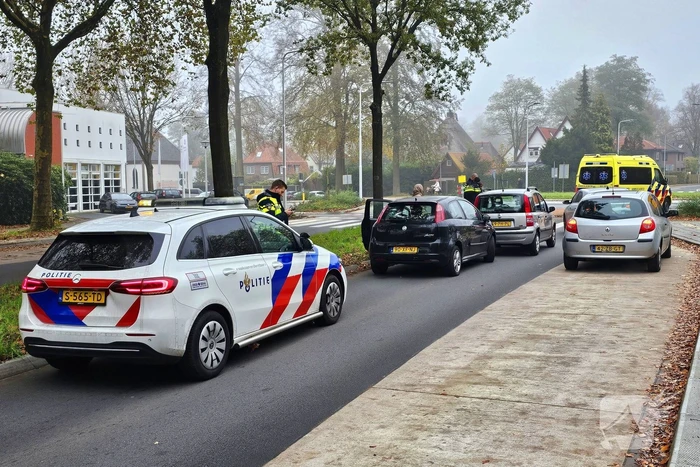 Kop-staart ongeval voor rotonde