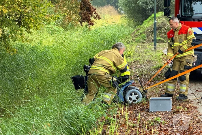 Scootmobiel raakt van de weg belandt in sloot