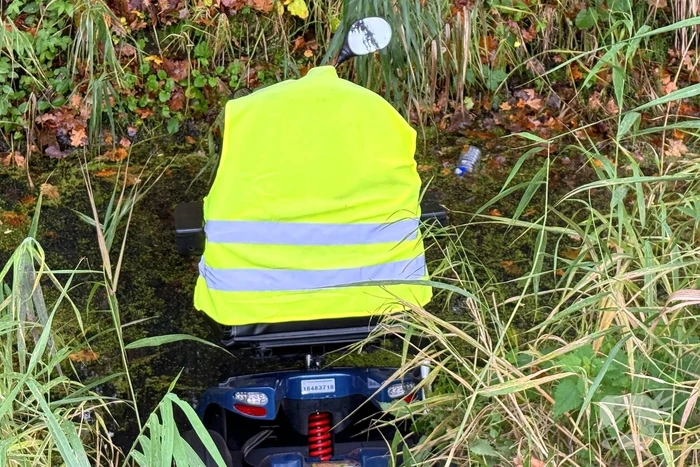 Scootmobiel raakt van de weg belandt in sloot