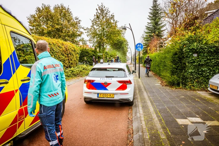 Bezorgscooter en fietser botsen op kruising