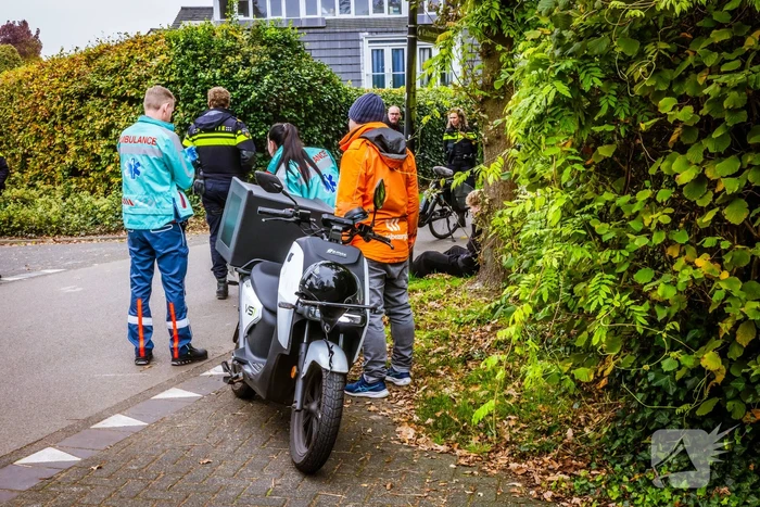 Bezorgscooter en fietser botsen op kruising