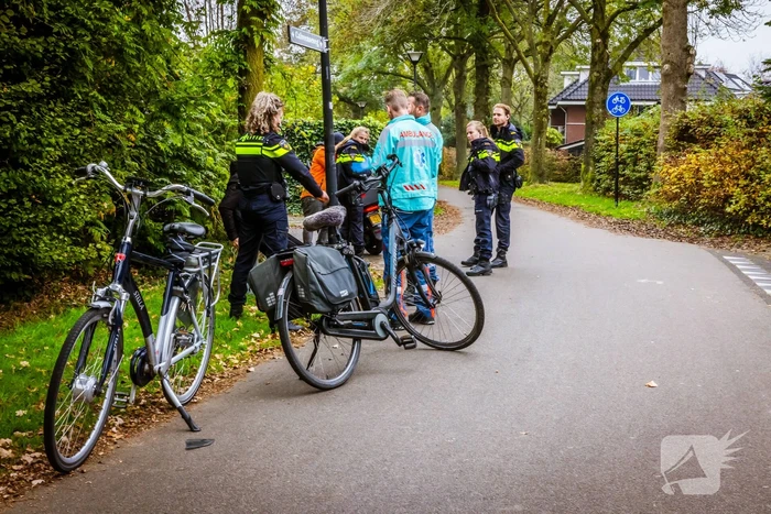 Bezorgscooter en fietser botsen op kruising