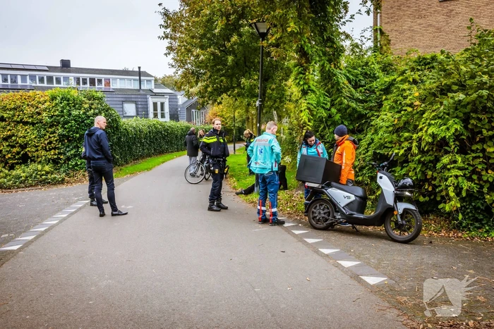 Bezorgscooter en fietser botsen op kruising