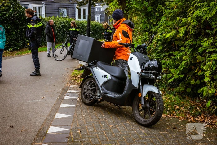 Bezorgscooter en fietser botsen op kruising