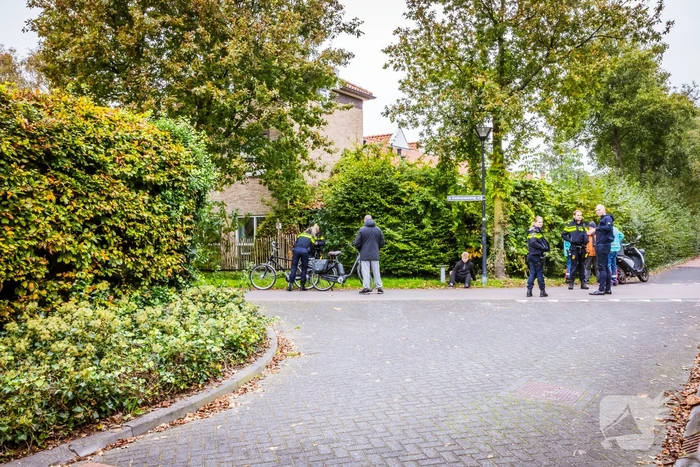 Bezorgscooter en fietser botsen op kruising