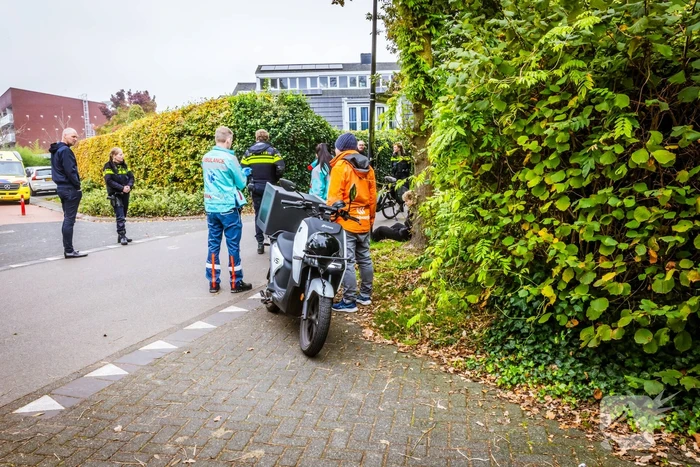 Bezorgscooter en fietser botsen op kruising