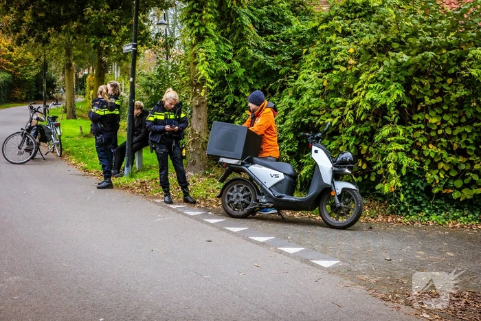 Bezorgscooter en fietser botsen op kruising