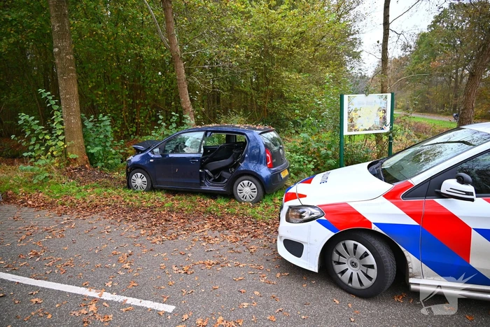 Automobilist botst frontaal op boom