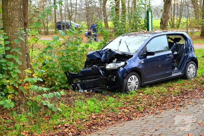 Automobilist botst frontaal op boom