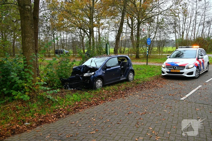 Automobilist botst frontaal op boom