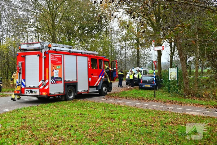 Automobilist botst frontaal op boom
