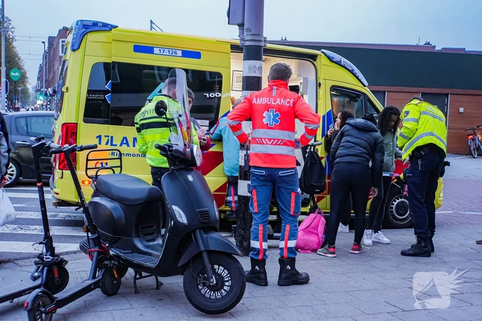 Jongedame op step gewond bij botsing met scooter