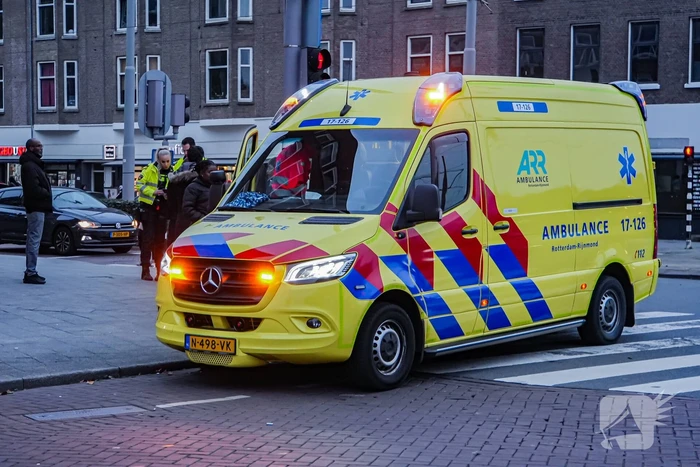 Jongedame op step gewond bij botsing met scooter