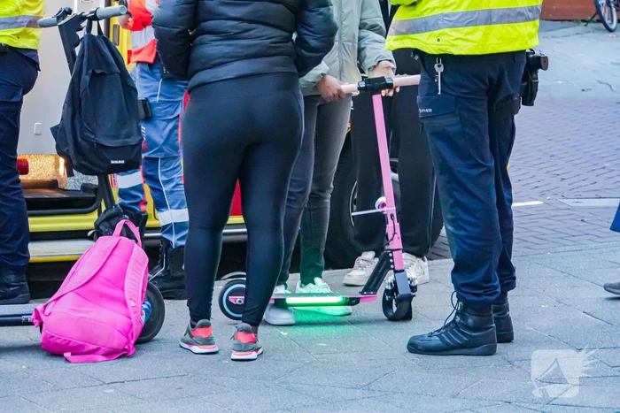 Jongedame op step gewond bij botsing met scooter