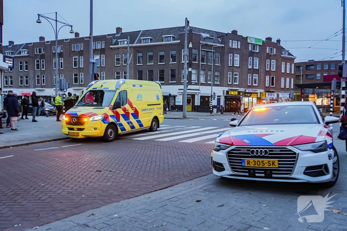 Jongedame op step gewond bij botsing met scooter