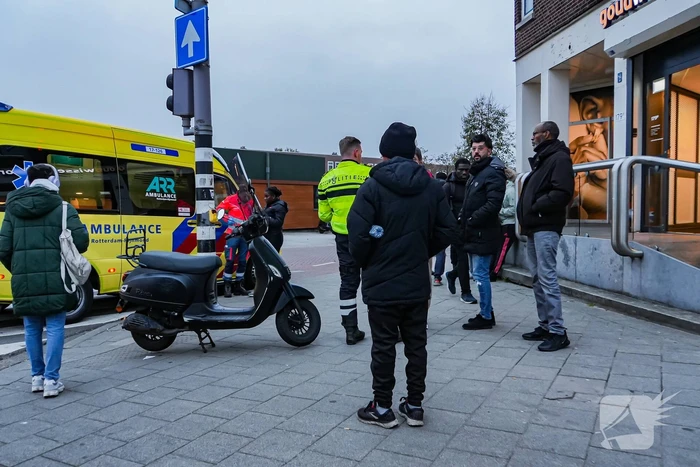 Jongedame op step gewond bij botsing met scooter