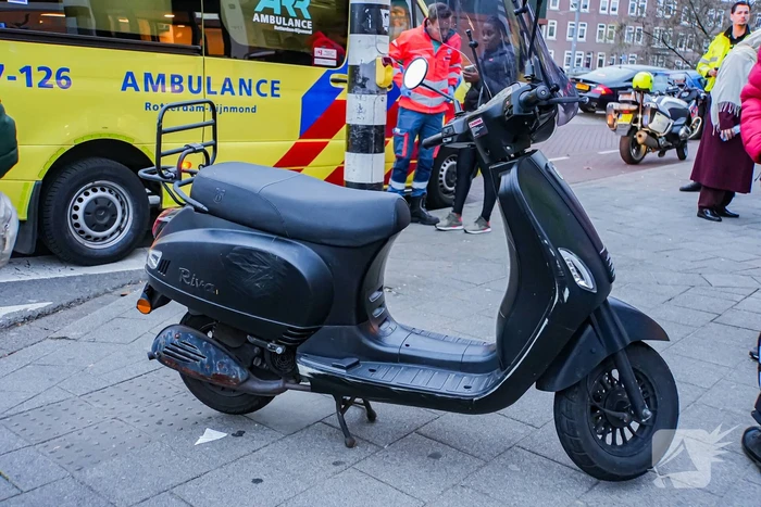 Jongedame op step gewond bij botsing met scooter