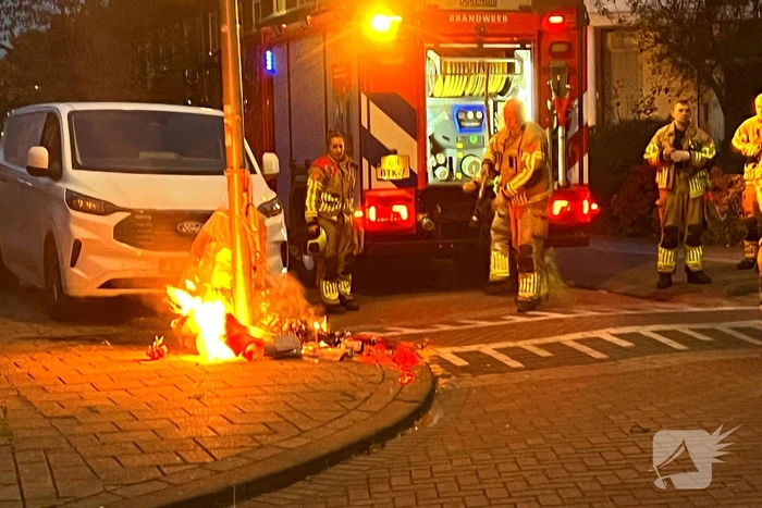 Brand in afvalzakken snel geblust nabij geparkeerd voertuig