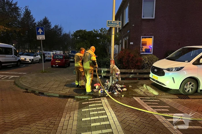 Brand in afvalzakken snel geblust nabij geparkeerd voertuig