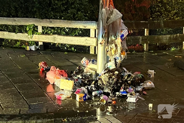Brand in afvalzakken snel geblust nabij geparkeerd voertuig