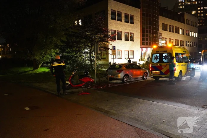 Scooterrijdster geschept door afslaande automoblist